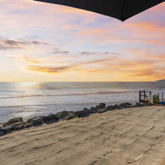 Hawaiian Style! Beachfront on Beach Road! - Image 1