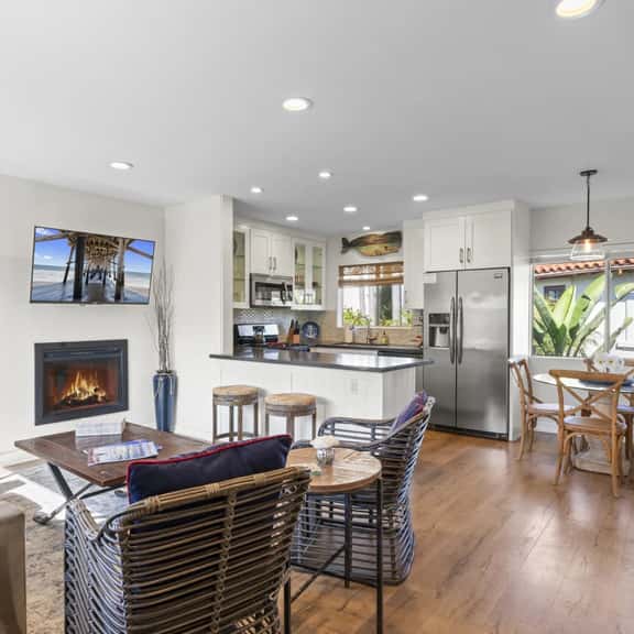 Hideaway B- Walk to the beach, Downtown, AC! - Image 1