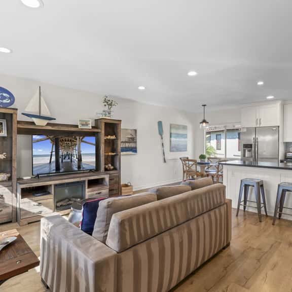 Hideaway C- Walk to the beach, Downtown, AC! - Image 1