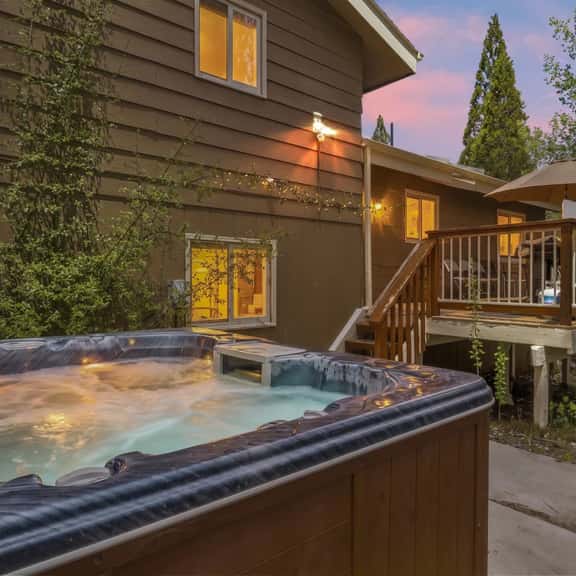 ACROSS FROM LAKE! 230 FIVE STAR REVIEWS! JACUZZI, POOL TABLE, PACMAN, EV CHARGER - Image 1