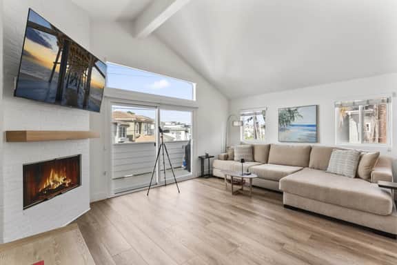 2 Car Parking! Steps 2 Lido Village/Marina/A+ Location! - Image 3