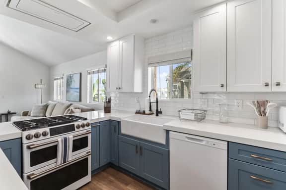 2 Car Parking! Steps 2 Lido Village/Marina/A+ Location! - Image 5