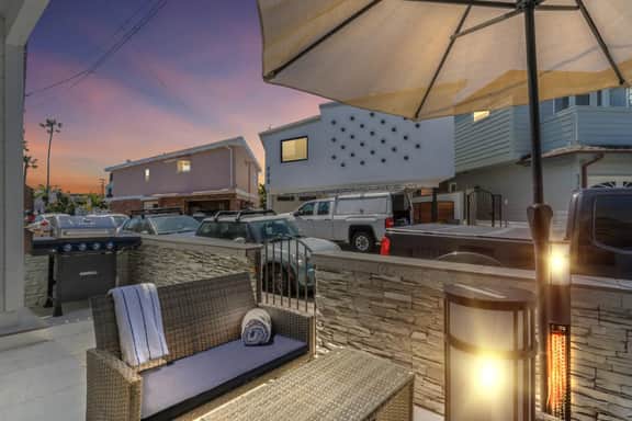4 Car Parking! Steps 2 Lido Village/Marina/A+ Location! - Image 4