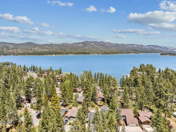 ACROSS FROM LAKE! 230 FIVE STAR REVIEWS! JACUZZI, POOL TABLE, PACMAN, EV CHARGER - Image 2