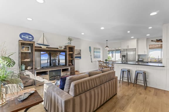 Hideaway C- Walk to the beach, Downtown, AC! - Image 1