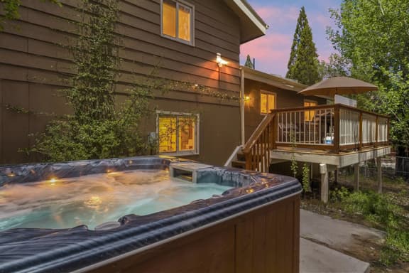 ACROSS FROM LAKE! 230 FIVE STAR REVIEWS! JACUZZI, POOL TABLE, PACMAN, EV CHARGER - Image 1